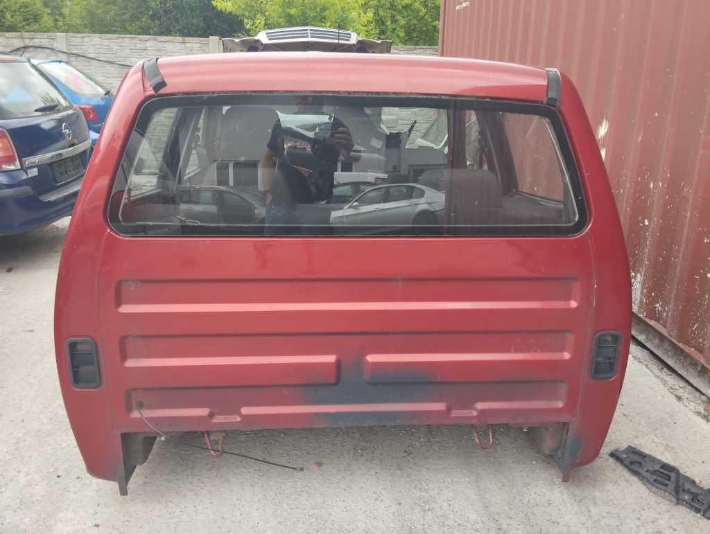 element karoserii w stacji demontażu pojazdów