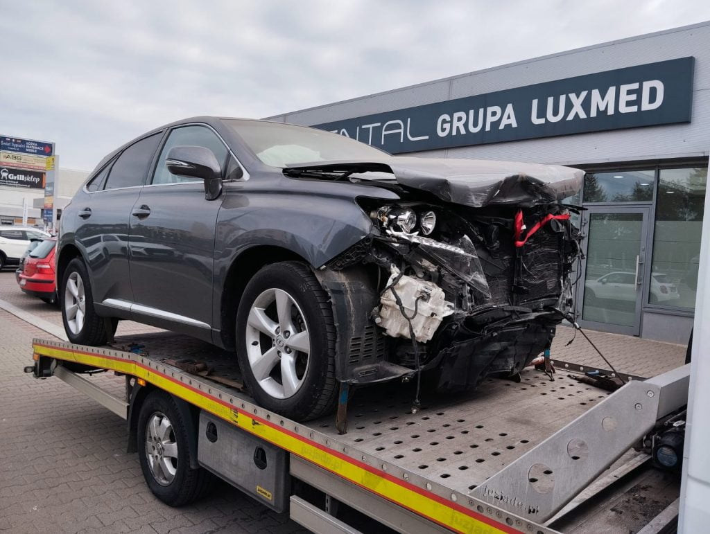 Transport na lawecie auta do złomowania
