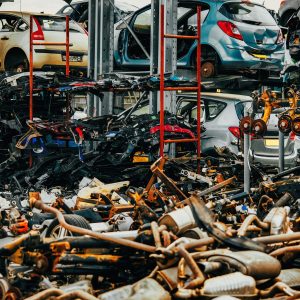 Złom samochodowy — co warto o nim wiedzieć?