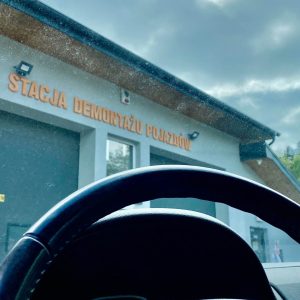 Auto kasacja, stacja demontażu pojazdów i złomowanie — poradnik