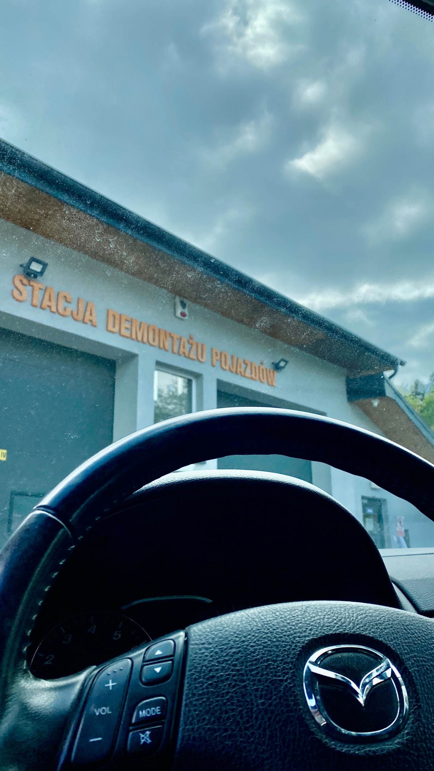 Read more about the article Auto kasacja, stacja demontażu pojazdów i złomowanie — poradnik