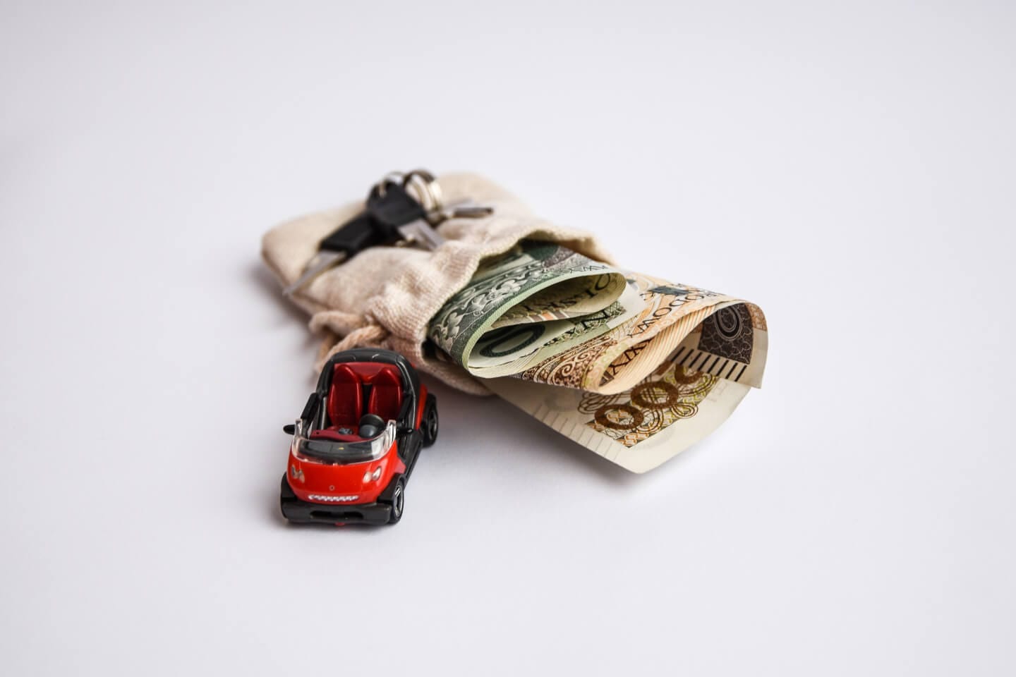 Read more about the article Złomowanie auta a urząd skarbowy — co musisz wiedzieć?