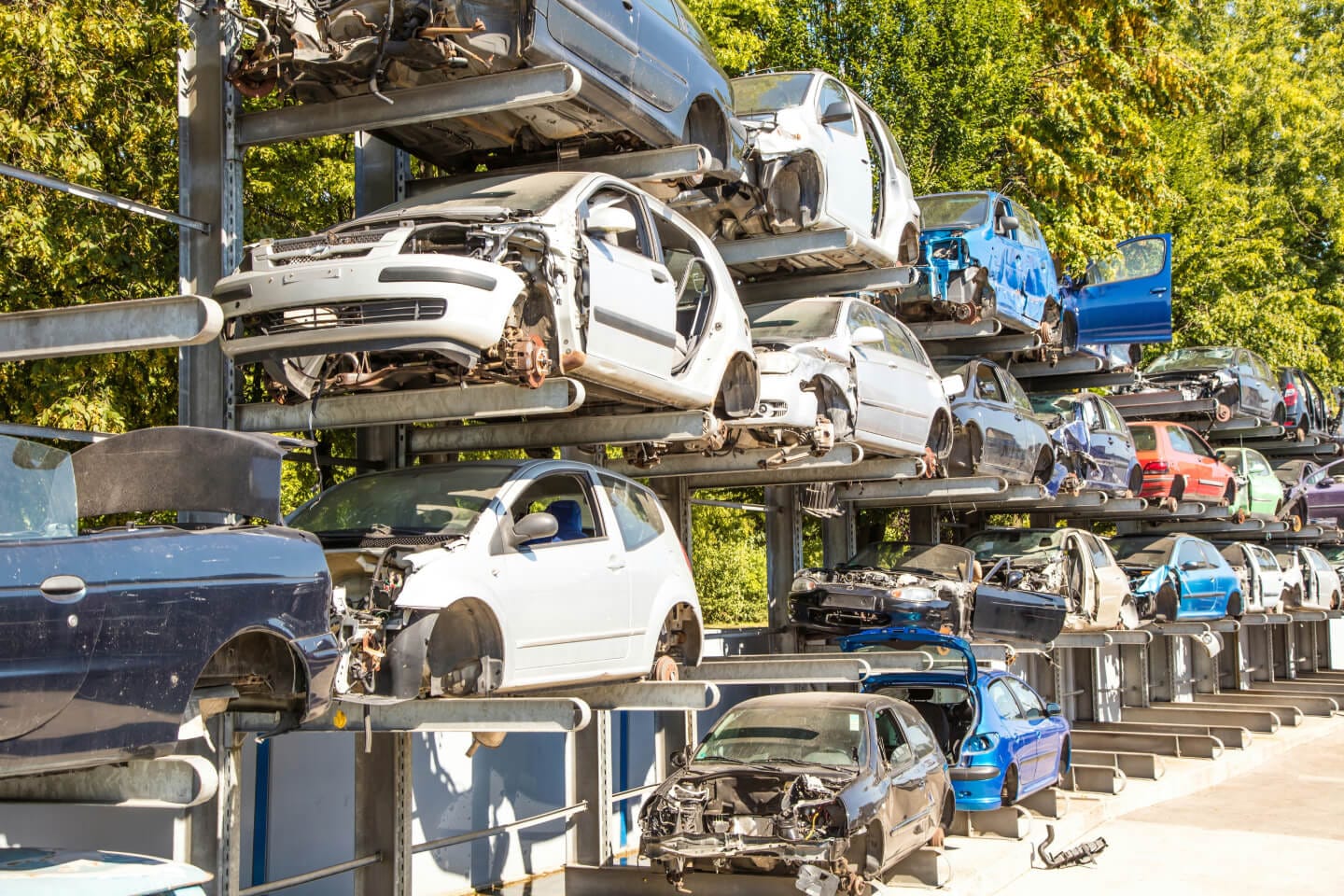 Read more about the article Najczęstsze błędy przy złomowaniu samochodu – czego unikać?