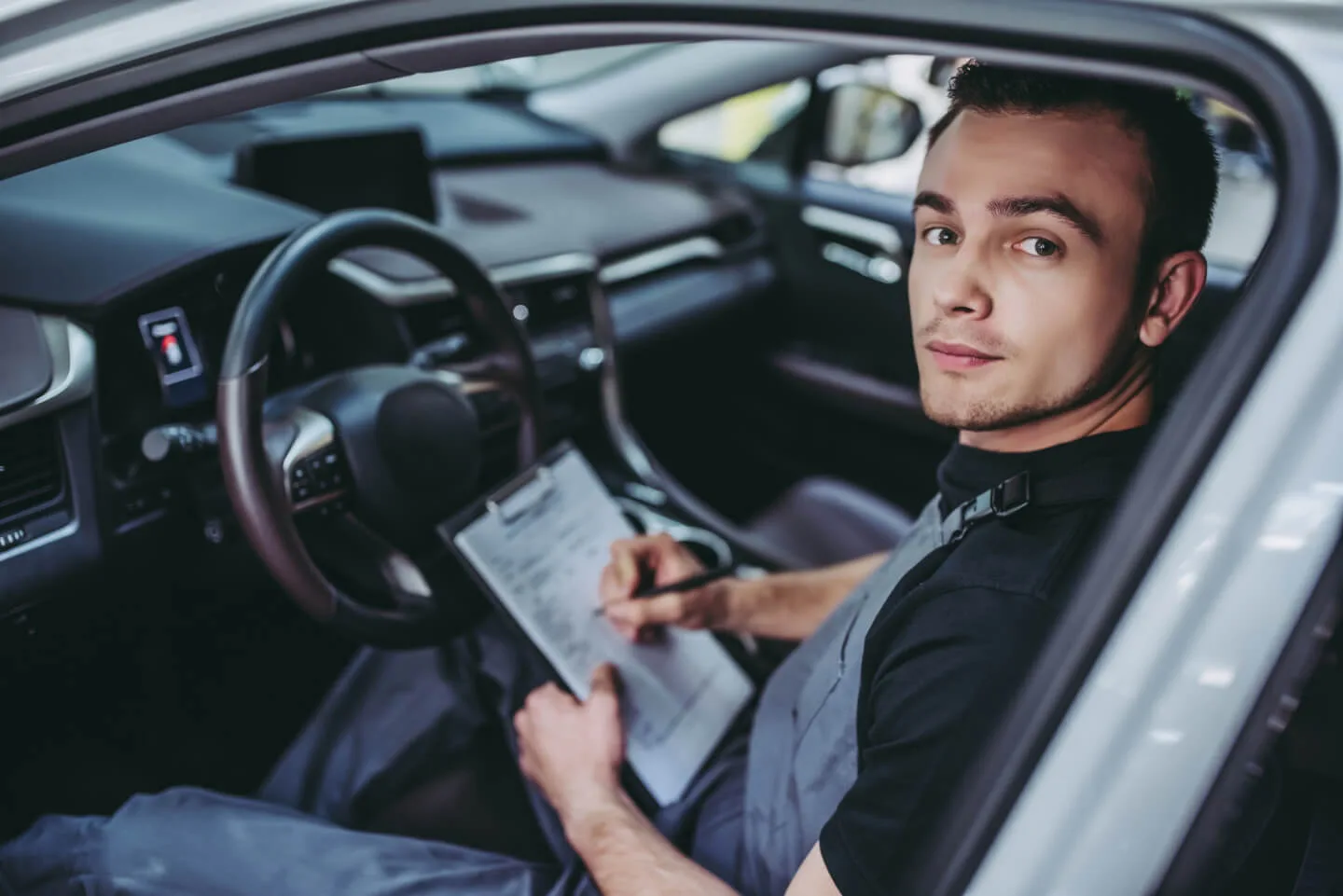 Czy auto bez przeglądu można sprzedać? Przepisy i praktyka