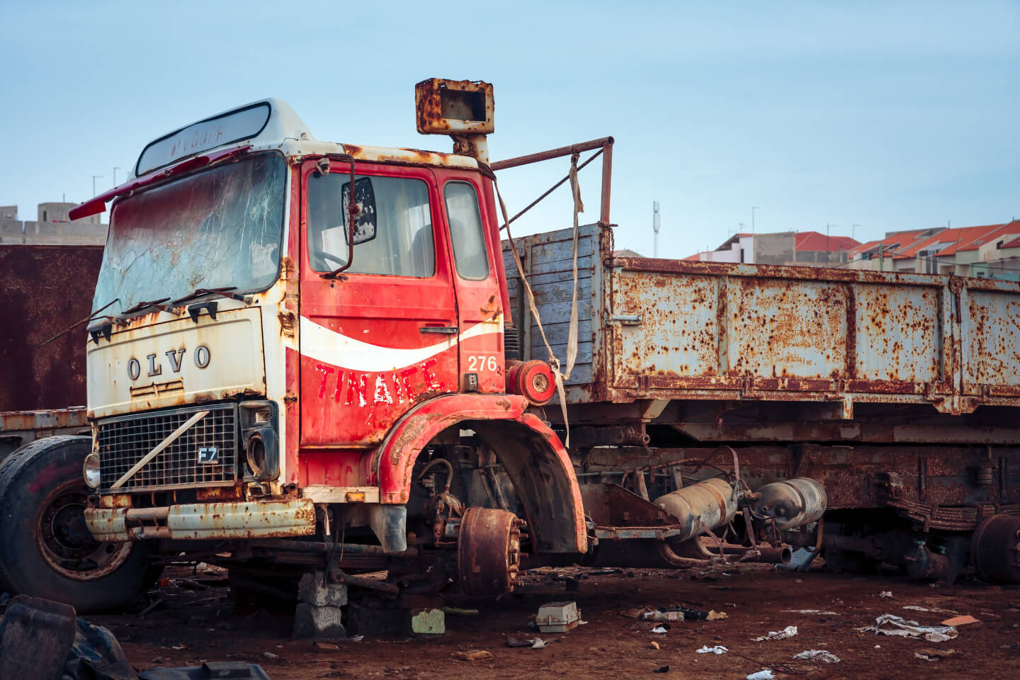 Read more about the article Jak legalnie zezłomować auto ciężarowe – poradnik